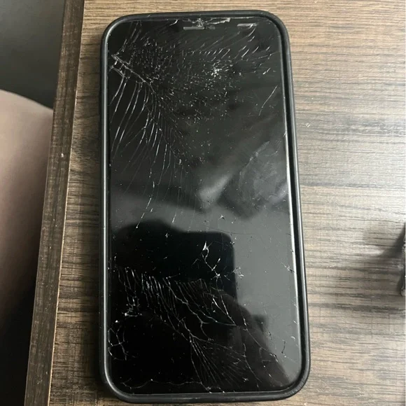 Apple iPhone XR - White cracked screen working condition w/ case Verizon 128gb - Picture 2 of 3